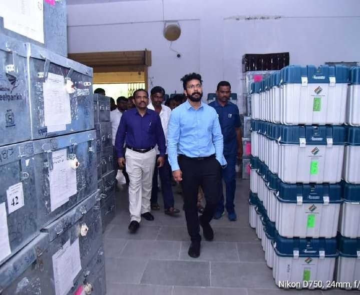 ఈవీఎం గోడౌన్ను తనిఖీ చేసిన కలెక్టర్ - Udayam