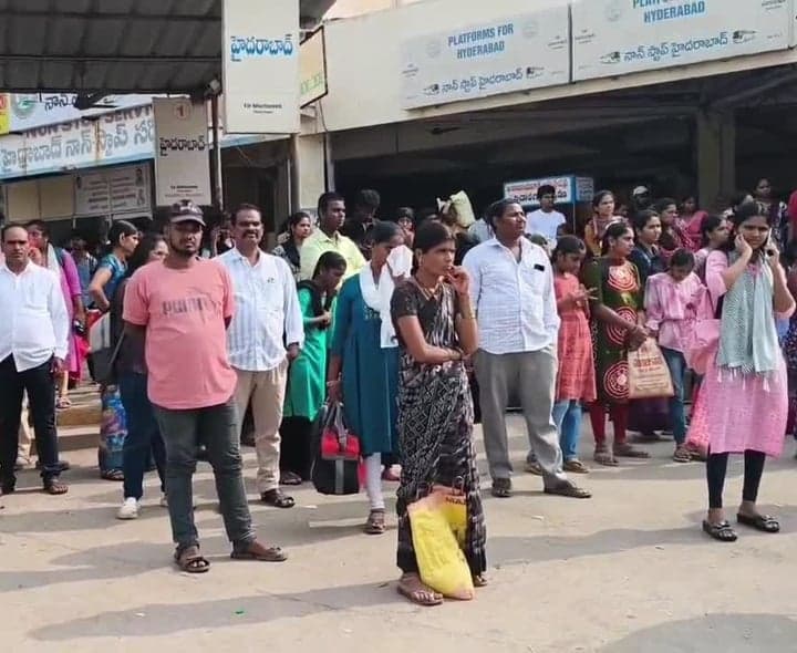 ప్రయాణికులతో కిక్కిరిసిన పాలమూరు బస్టాండ్ - Udayam