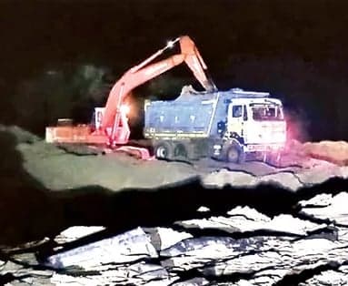తీరాన్ని మింగేస్తున్న కడలి - Udayam