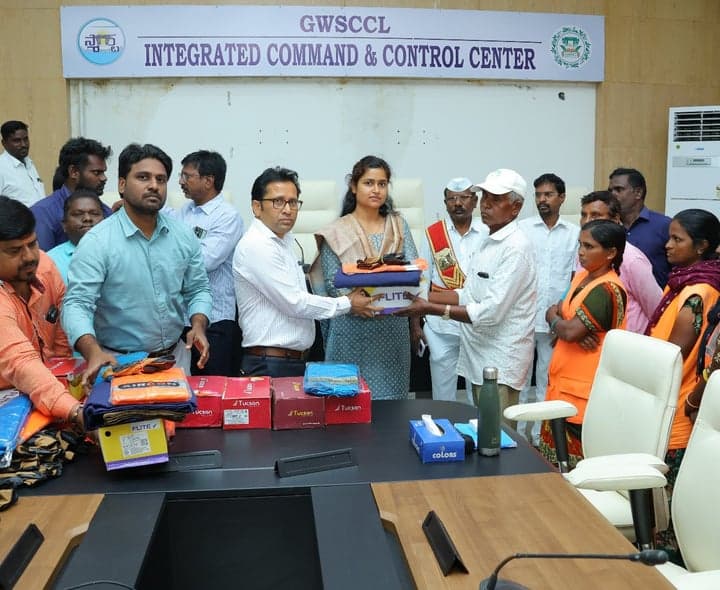 పారిశుద్ధ్య కార్మికులకు యూనిఫార్మ్స్, రక్షణ పరికరాల పంపిణీ - gallery image 2