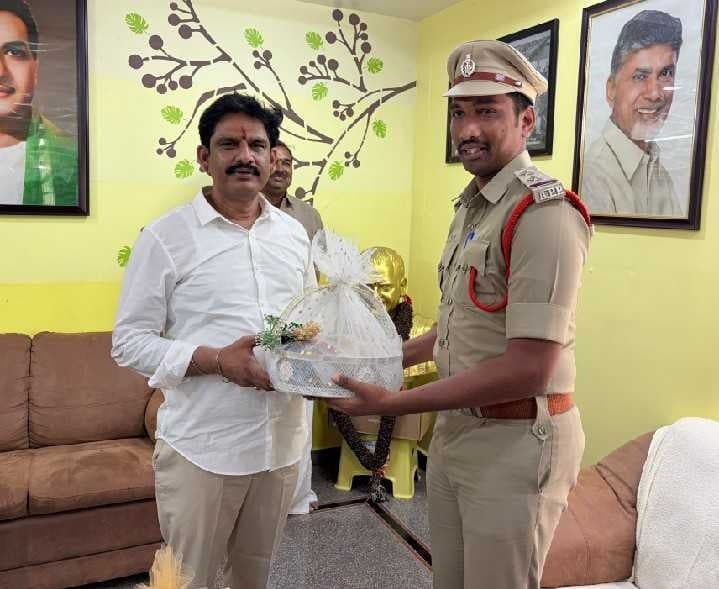 పర్చూరు ఎమ్మెల్యేను కలిసిన కారంచేడు ఎస్సై - Udayam