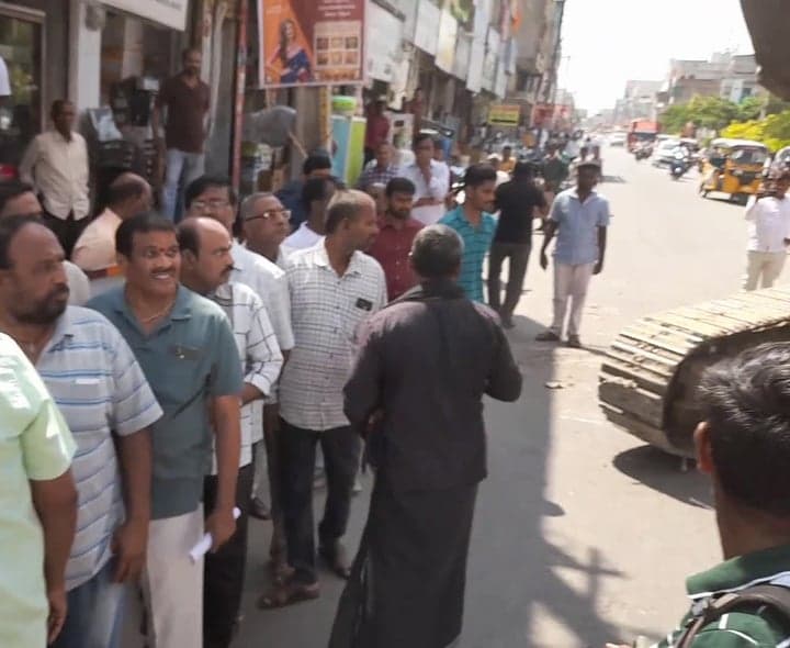 షాపుల తొలగింపును అడ్డుకున్న దుకాణదారులు - Udayam
