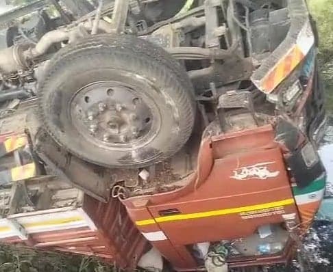 మొవ్వలో బురద కాలువలోకి లారీ - Udayam