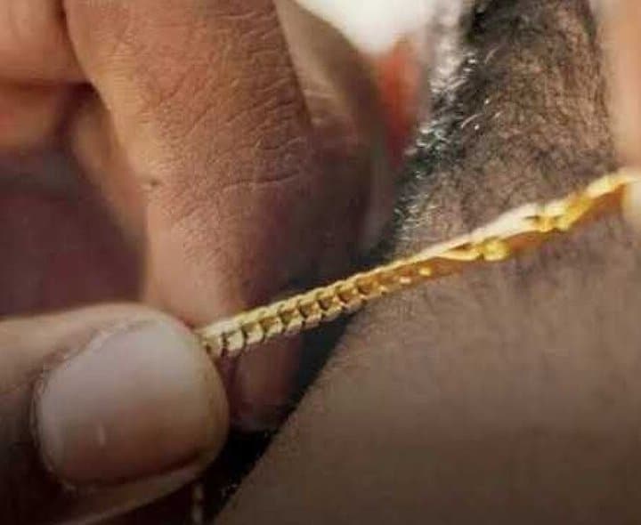 పెన్ను అడిగి బంగారు గొలుసు అపహరణ