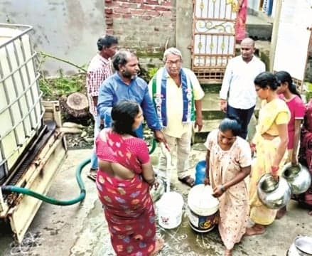 తుఫాన్ వేళ సహాయక చర్యల్లో అభ్యర్థులు - Udayam