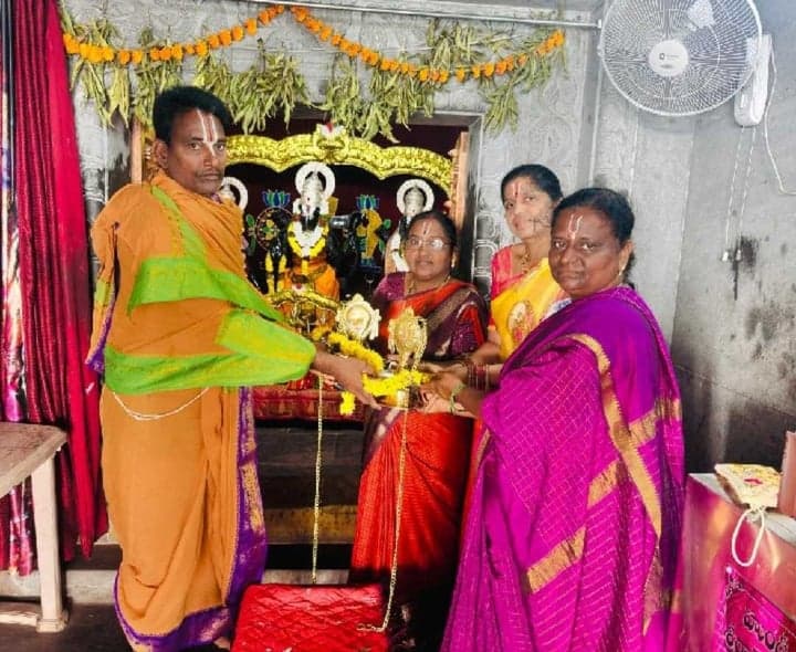వల్మిడి ఆలయానికి శంఖు, చక్ర దీపాల బహుకరణ - Udayam