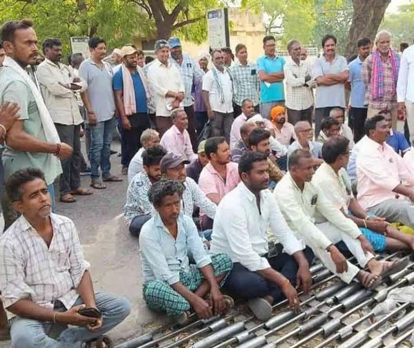 కరీంనగర్లో మక్క రైతుల ఆందోళన - Udayam Digital