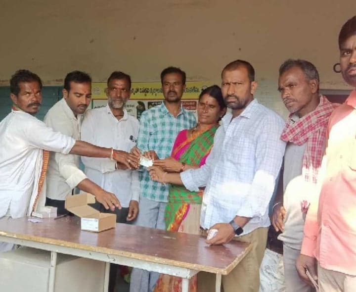లక్ష్మణ్ నాయక్ తండాలో స్మార్ట్ రేషన్ కార్డుల పంపిణీ - Udayam