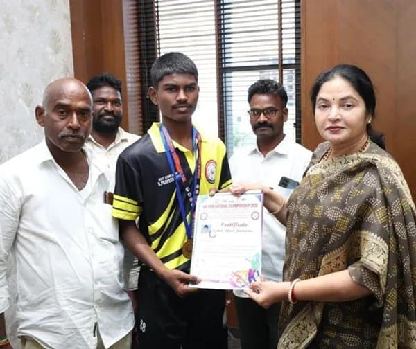 యువ క్రికెటర్ను అభినందించిన ఎమ్మెల్యే - Udayam Digital