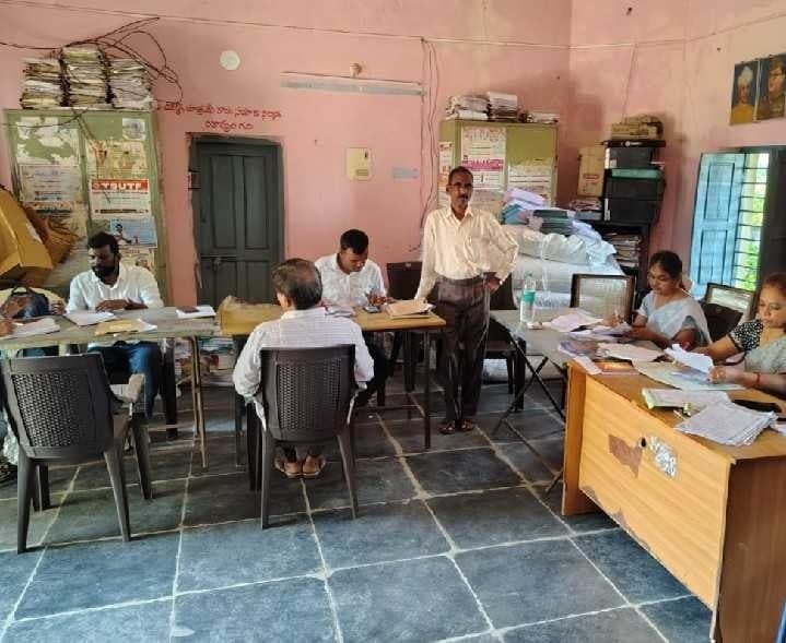 కల్హేర్లో మూల్యాంకన కేంద్రాన్ని తనిఖీ చేసిన MEO - Udayam