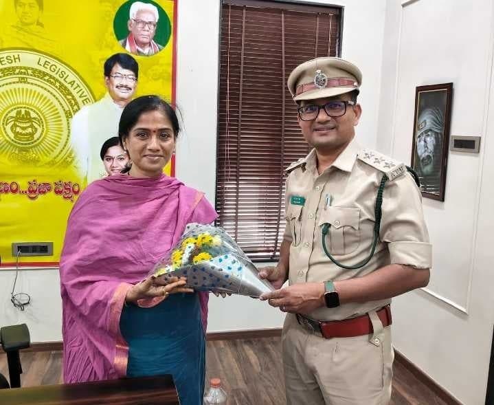 ఎమ్మెల్యే శిరీషను కలిసిన అటవీ అధికారి - Udayam