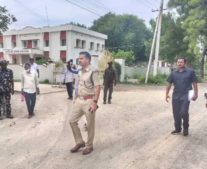 నామినేషన్ కేంద్రాన్ని తనిఖీ చేసిన జిల్లా ఎస్పీ - Udayam