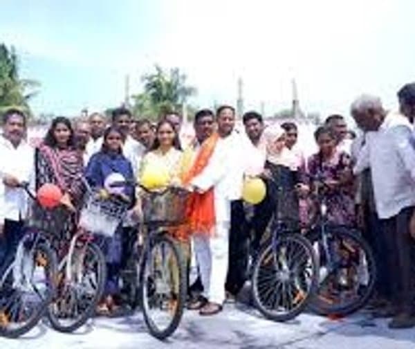 ప్రతిభావంతులైన విద్యార్థులకు సైకిళ్ల పంపిణీ