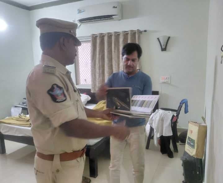 అనంతలో లాడ్జీలు, హోటళ్లలో తనిఖీలు - Udayam