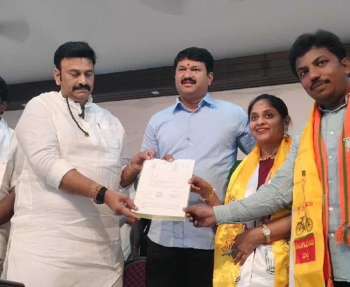 ఆకివీడు కూటమి అభ్యర్థులకు బీ ఫారాలు - Udayam