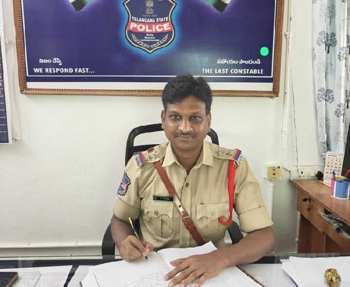 రోడ్లపై ధాన్యం ఆరబెట్టొద్దు: ఎస్ఐ - Udayam