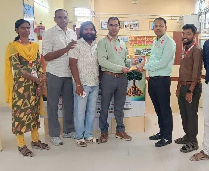 ఫీల్డ్ ఆఫీసర్ ఓం ప్రకాశ్కు అవార్డు - Udayam