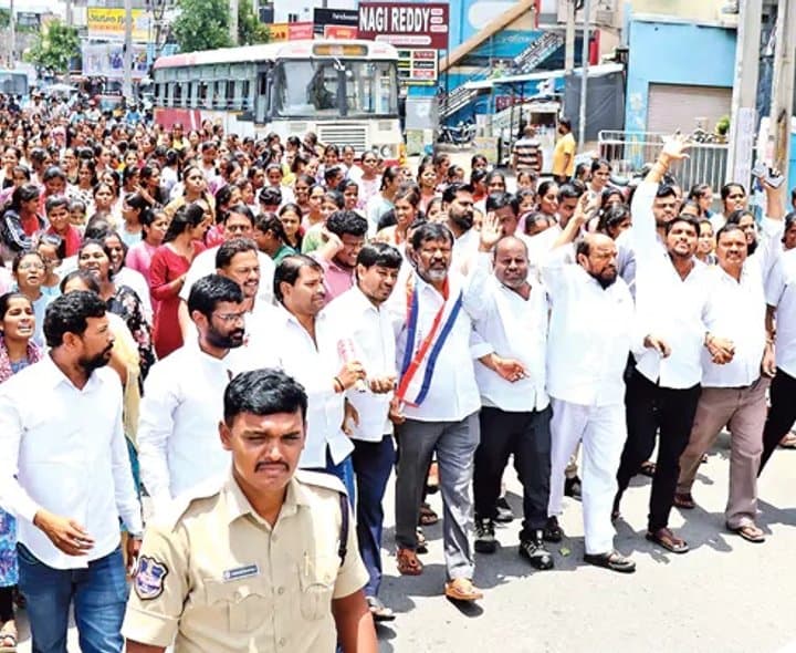 ఫీజు బకాయిలు విడుదల చేయాలి - Udayam Digital