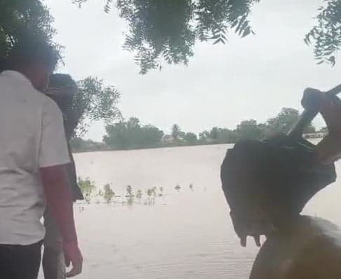 బండారుగూడెంలో చెరువుకు గండి - Udayam