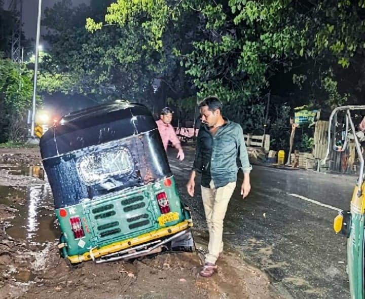తాడేపల్లిలో వర్షపు నీటి గుంతలో ఇరుక్కున్న ఆటో - Udayam