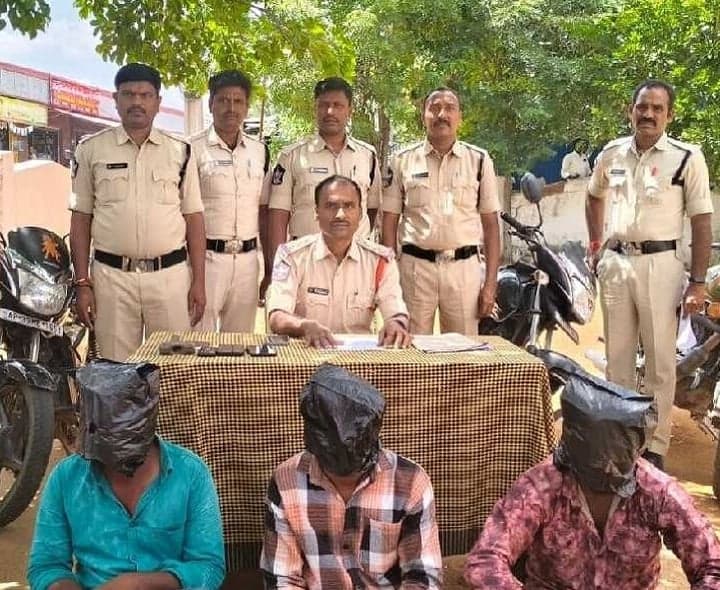 ఉరుకుందలో బైక్ దొంగల అరెస్టు - Udayam