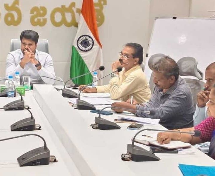 పశుగ్రాసం సకాలంలో సరఫరా చేయాలి: కలెక్టర్