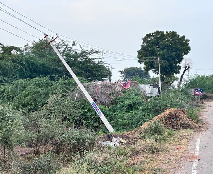 రాజోలిలో ఒరిగిన విద్యుత్ స్తంభం - Udayam