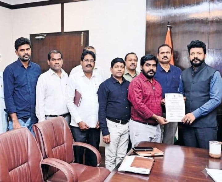 తెనాలి తహశీల్దార్పై ఆరోపణలపై నిరసన - Udayam