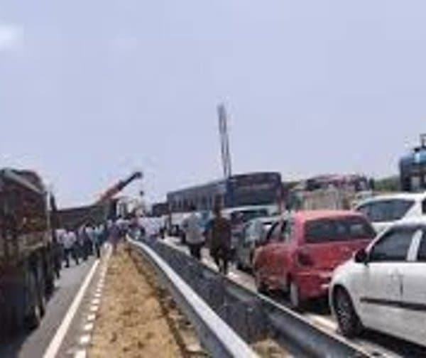 జాతీయ రహదారిపై ఘోర ప్రమాదం: లారీ డ్రైవర్ మృతి - Udayam Digital