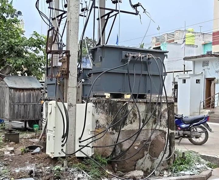 బనగానపల్లెలో ప్రమాదకరంగా విద్యుత్ ట్రాన్స్ఫార్మర్ - Udayam