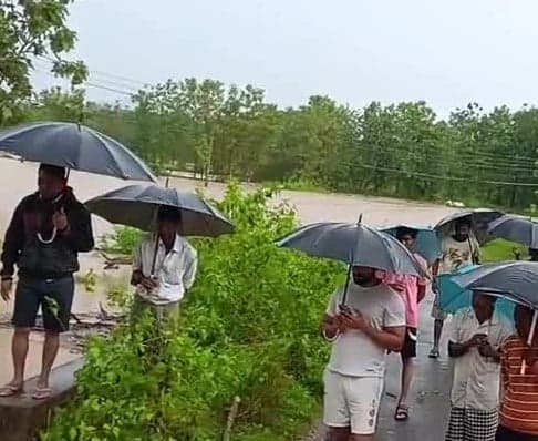 చెరువుకు గండి.. ఇళ్లలోకి వరద నీరు - Udayam