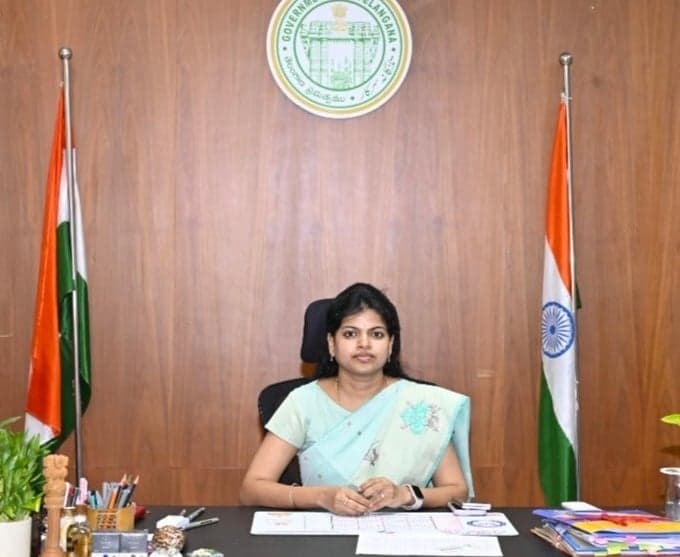 గ్రాడ్యుయేట్ ఎమ్మెల్సీ ఓటర్లుగా నమోదు చేసుకోవాలి: స్నేహ శబరిష్ - Udayam