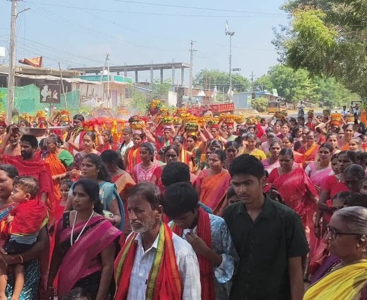 తర్లపాడులో వైభవంగా బోనాల ఊరేగింపు - Udayam