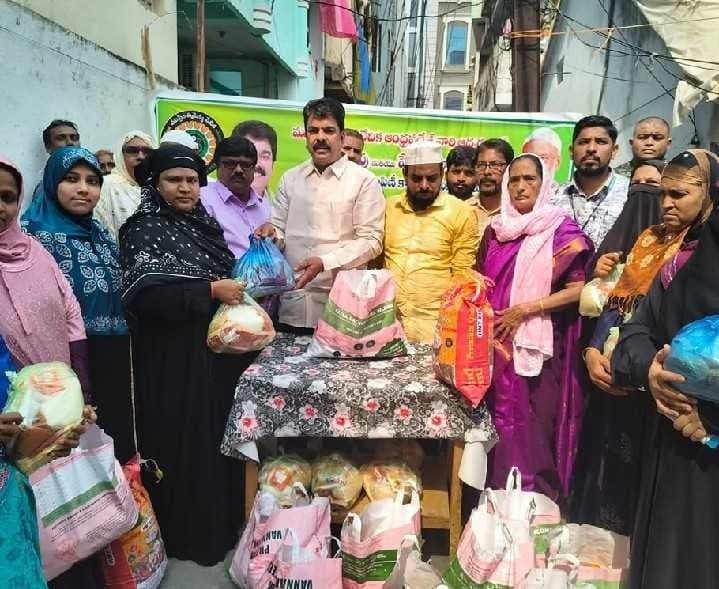 చుట్టుగుంటలో పేద మహిళలకు సరుకుల పంపిణీ - Udayam