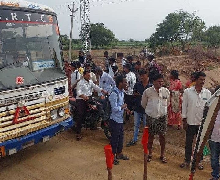 పులివెందులలో బస్సులు అడ్డుకున్న విద్యార్థులు - Udayam