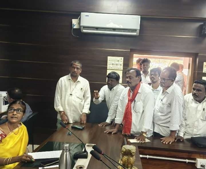 పారిశుద్ధ్య కార్మికురాలిపై దాడికి నిరసన - Udayam