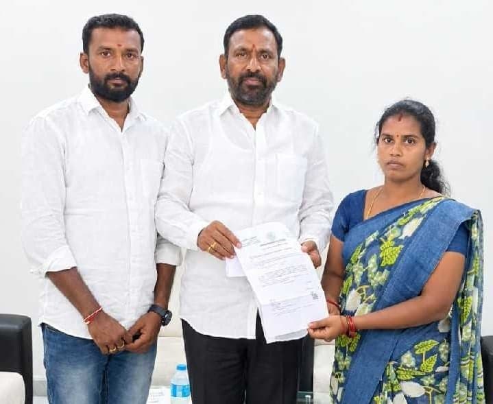 మానాలలో సీఎంఆర్ఎఫ్ రూ.3 లక్షల చెక్కు అందజేత - Udayam