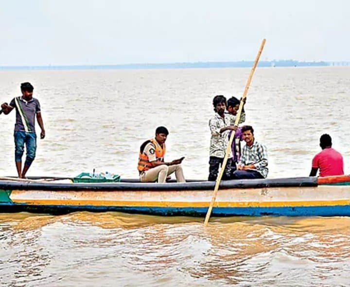 ఏఈ కుటుంబ సభ్యుల కోసం గాలింపు - Udayam