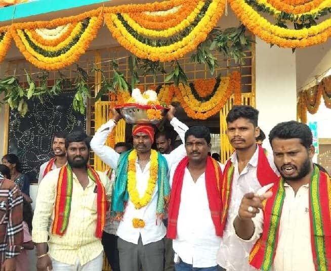 పడకల్లో దుర్గామాత లడ్డూకు రూ.1.10 లక్షలు - Udayam