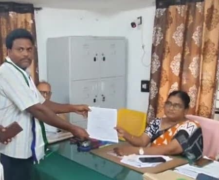 మోపిదేవిలో వైసీపీ అభ్యర్థుల నామినేషన్లు - Udayam