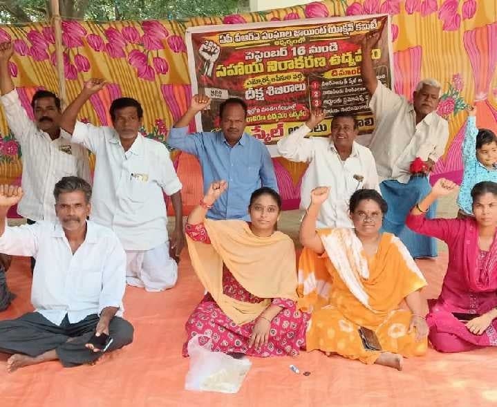 పీలేరులో 28వ రోజుకు వీఆర్ఏల సమ్మె - Udayam