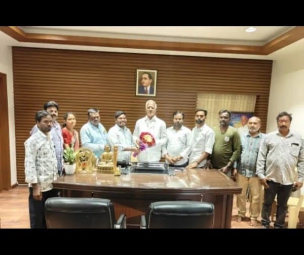 ఎమ్మెల్యే కడియం శ్రీహరిని సత్కరించిన కాంగ్రెస్ నేతలు - Udayam Digital