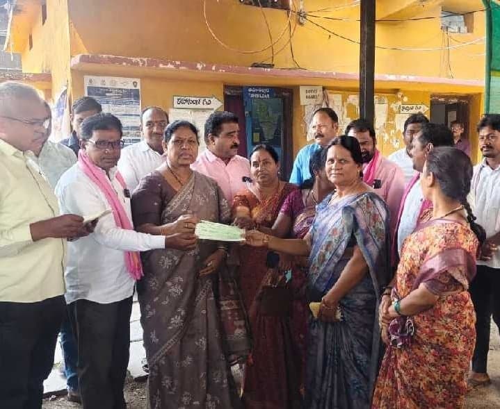 తులం బంగారం హామీని నిలబెట్టుకోవాలి: కోవ లక్ష్మీ - Udayam