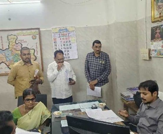 ఆదోని తహశీల్దార్ ఆఫీసులో జేసీ తనిఖీ - Udayam