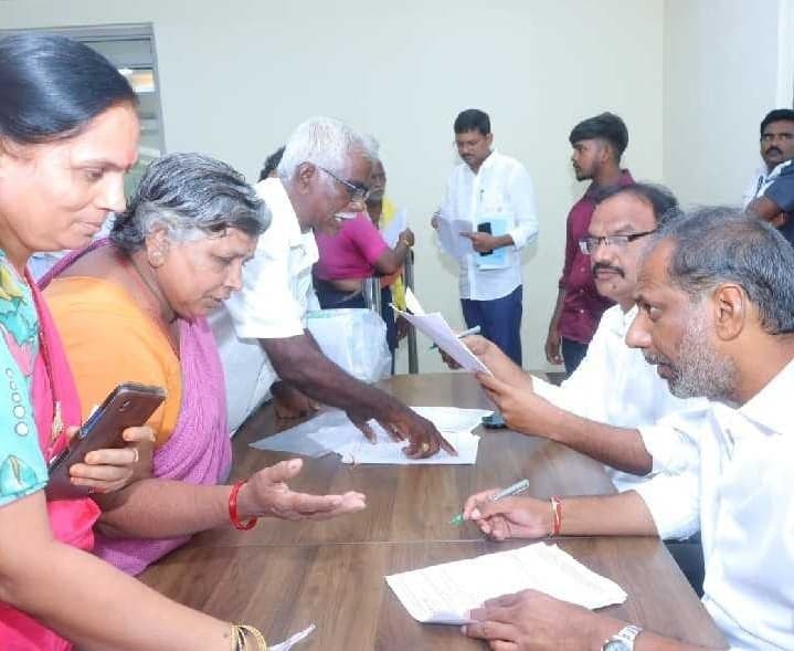 ప్రజల సమస్యలు విన్న మంత్రి - Udayam
