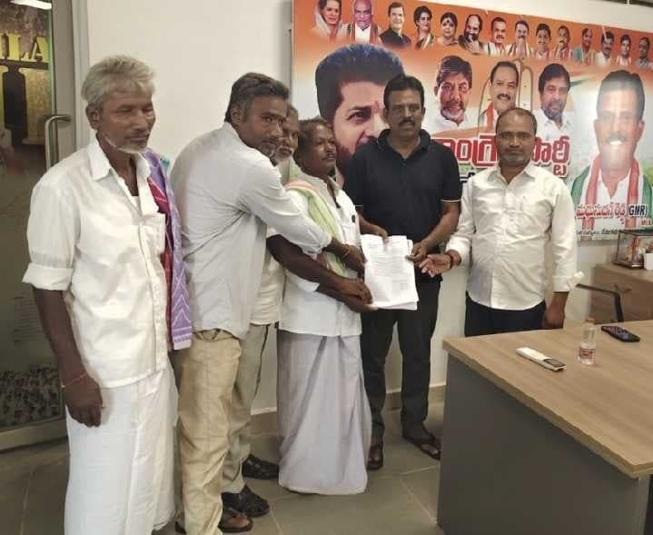 నష్టపరిహారం కోసం ఎమ్మెల్యేకు రైతుల వినతి - Udayam