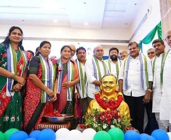 స్థానిక ఎన్నికల్లో YCP గెలుపే లక్ష్యం: జక్కంపూడి