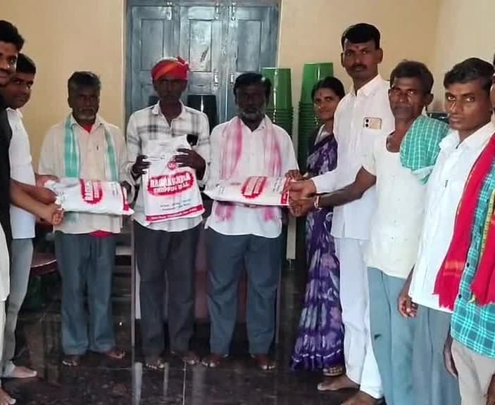 పంచాయతీ కార్మికులకు దసరా కానుకలు - Udayam