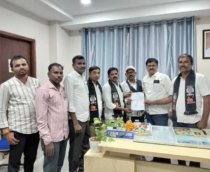 స్కూల్ యాజమాన్యంపై చర్యలు తీసుకోవాలి: MRPS - Udayam