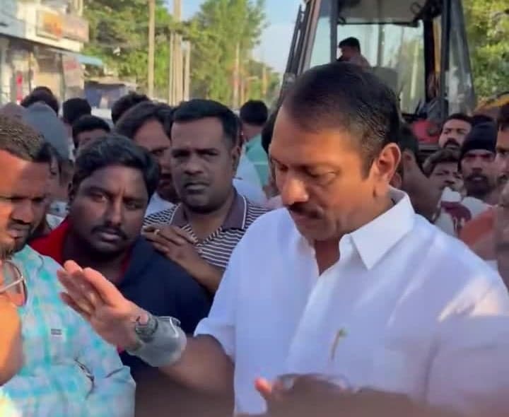 చిరు వ్యాపారులకు అండగా ఎమ్మెల్యే - Udayam